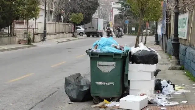 Maltepe'de grev nedeniyle toplanmayan çöpler sokaklarda birikti Maltepe'de grev nedeniyle toplanmayan çöpler sokaklarda birikti