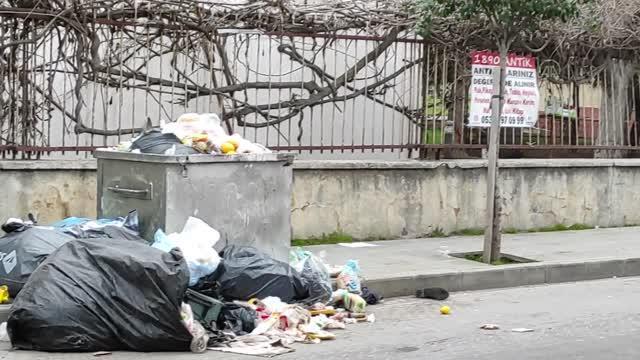 Maltepe'de grev nedeniyle toplanmayan çöpler sokaklarda birikti
