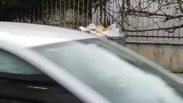 Maltepe'de grev nedeniyle toplanmayan çöpler sokaklarda birikti Maltepe'de grev nedeniyle toplanmayan çöpler sokaklarda birikti