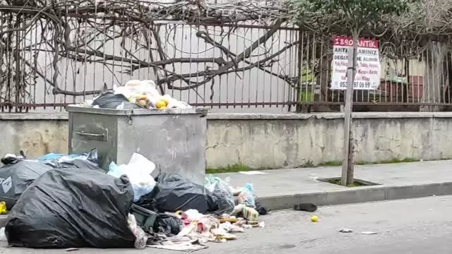 Maltepe'de grev nedeniyle toplanmayan çöpler sokaklarda birikti Maltepe'de grev nedeniyle toplanmayan çöpler sokaklarda birikti