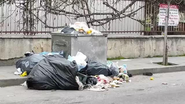 Maltepe'de grev nedeniyle toplanmayan çöpler sokaklarda birikti Maltepe'de grev nedeniyle toplanmayan çöpler sokaklarda birikti