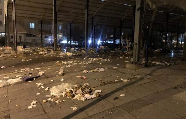 Maltepe'de grev yapan işçilerle belediye görevlileri arasında çöp toplama gerginliği Maltepe'de grev yapan işçilerle belediye görevlileri arasında çöp toplama gerginliği
