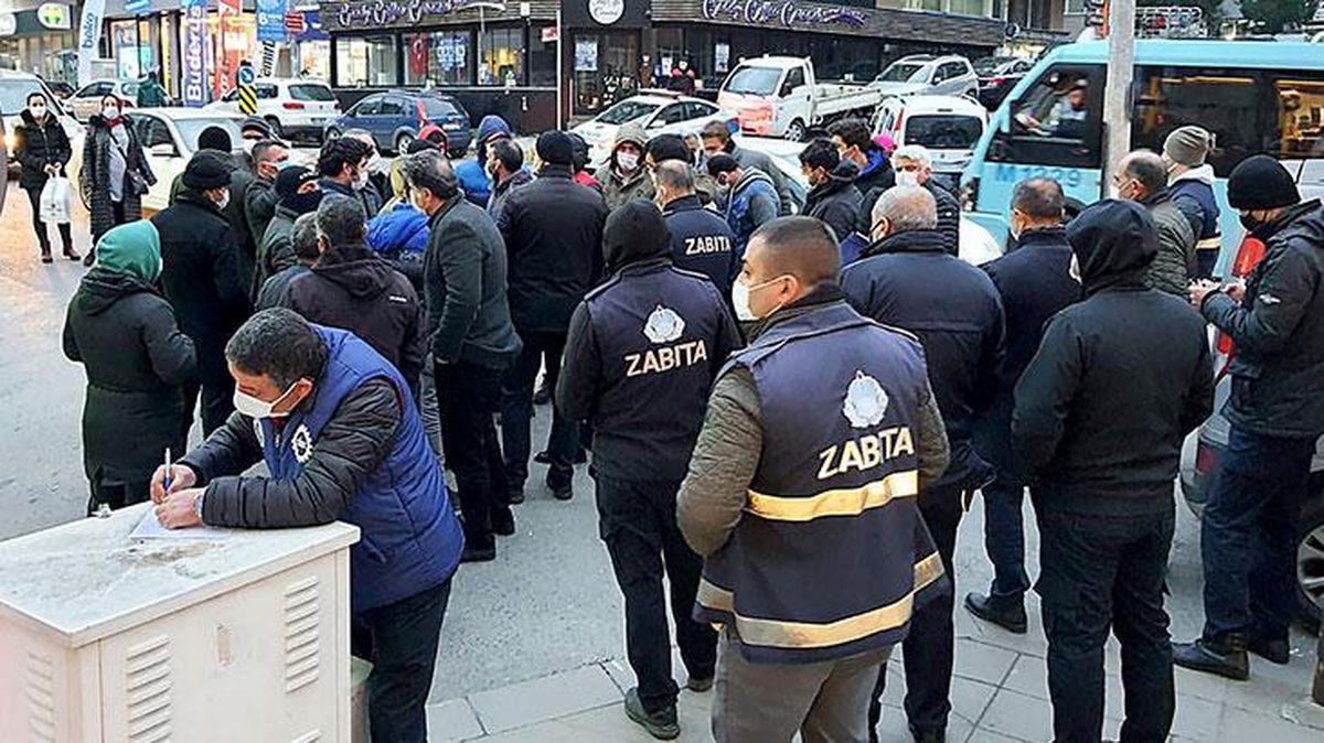 Maltepe'de grev yapan işçilerle belediye görevlileri arasında çöp toplama gerginliği