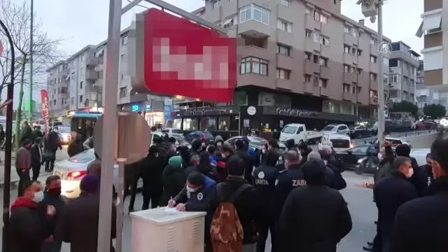 Maltepe'de grev yapan işçilerle belediye görevlileri arasında çöp toplama gerginliği Maltepe'de grev yapan işçilerle belediye görevlileri arasında çöp toplama gerginliği