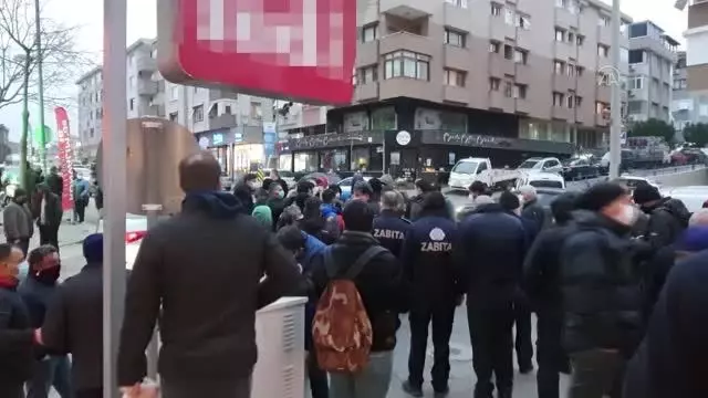 Maltepe'de grev yapan işçilerle belediye görevlileri arasında çöp toplama gerginliği Maltepe'de grev yapan işçilerle belediye görevlileri arasında çöp toplama gerginliği