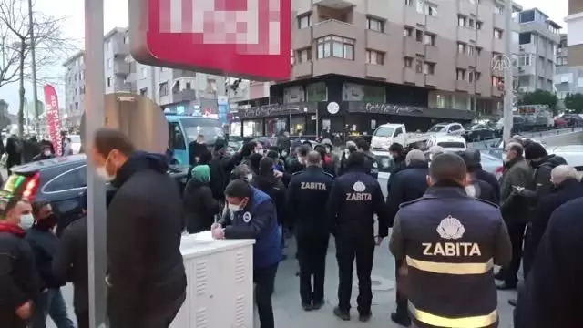 Maltepe'de grev yapan işçilerle belediye görevlileri arasında çöp toplama gerginliği Maltepe'de grev yapan işçilerle belediye görevlileri arasında çöp toplama gerginliği