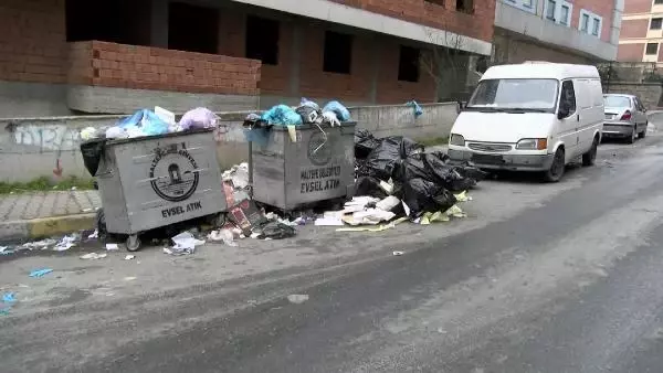 MALTEPE'DE SOKAKLARDA ÇÖP YIĞINLARI OLUŞTU, KONTEYNERLER DOLDU TAŞTI MALTEPE'DE SOKAKLARDA ÇÖP YIĞINLARI OLUŞTU, KONTEYNERLER DOLDU TAŞTI