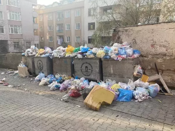 MALTEPE'DE SOKAKLARDA ÇÖP YIĞINLARI OLUŞTU, KONTEYNERLER DOLDU TAŞTI MALTEPE'DE SOKAKLARDA ÇÖP YIĞINLARI OLUŞTU, KONTEYNERLER DOLDU TAŞTI