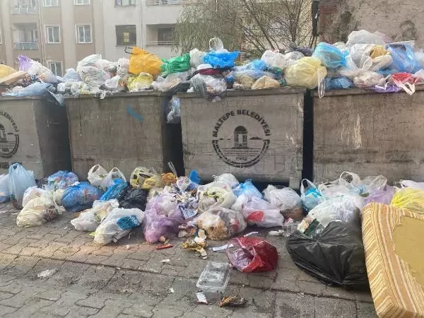MALTEPE'DE SOKAKLARDA ÇÖP YIĞINLARI OLUŞTU, KONTEYNERLER DOLDU TAŞTI MALTEPE'DE SOKAKLARDA ÇÖP YIĞINLARI OLUŞTU, KONTEYNERLER DOLDU TAŞTI