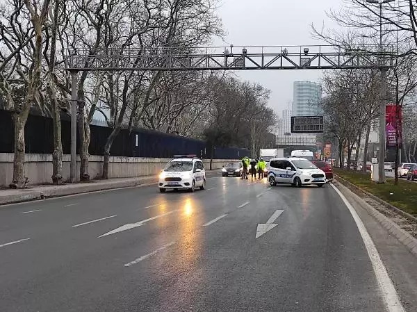Maslak'ta trafiği kilitleyen kaza Maslak'ta trafiği kilitleyen kaza