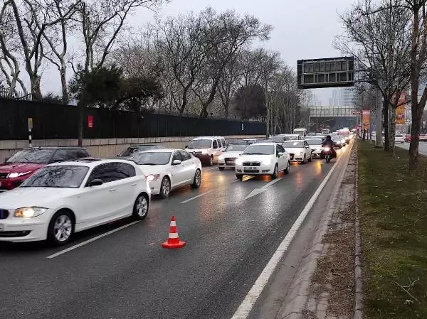 Maslak'ta trafiği kilitleyen kaza Maslak'ta trafiği kilitleyen kaza