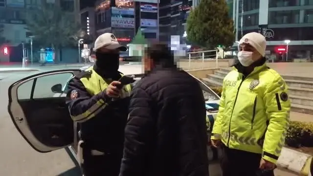 'Nefesim yetmiyor' diyerek alkolmetreye üflemeyen sürücü 179 promil alkollü çıktı 'Nefesim yetmiyor' diyerek alkolmetreye üflemeyen sürücü 179 promil alkollü çıktı