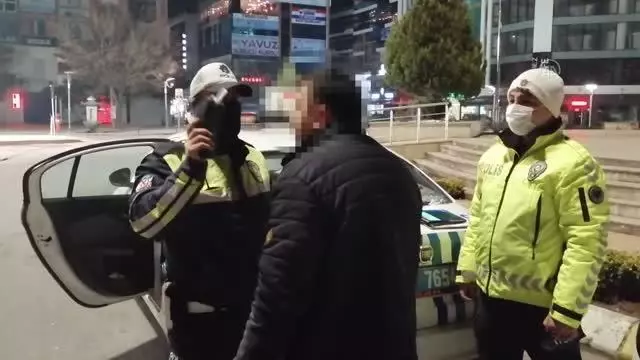 'Nefesim yetmiyor' diyerek alkolmetreye üflemeyen sürücü 179 promil alkollü çıktı 'Nefesim yetmiyor' diyerek alkolmetreye üflemeyen sürücü 179 promil alkollü çıktı