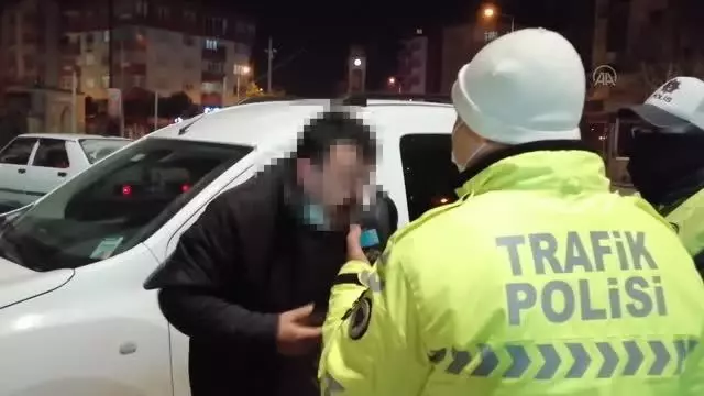 'Nefesim yetmiyor' diyerek alkolmetreye üflemeyen sürücü 179 promil alkollü çıktı 'Nefesim yetmiyor' diyerek alkolmetreye üflemeyen sürücü 179 promil alkollü çıktı