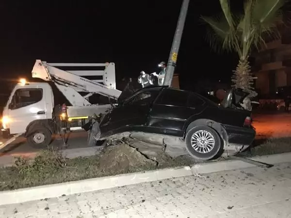 Otomobil, aydınlatma direğine çarptı: 1 yaralı Otomobil, aydınlatma direğine çarptı: 1 yaralı