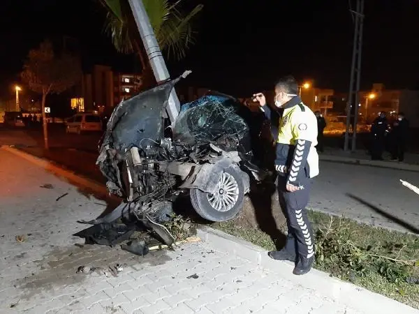 Otomobil, aydınlatma direğine çarptı: 1 yaralı