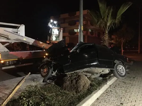 Otomobil, aydınlatma direğine çarptı: 1 yaralı