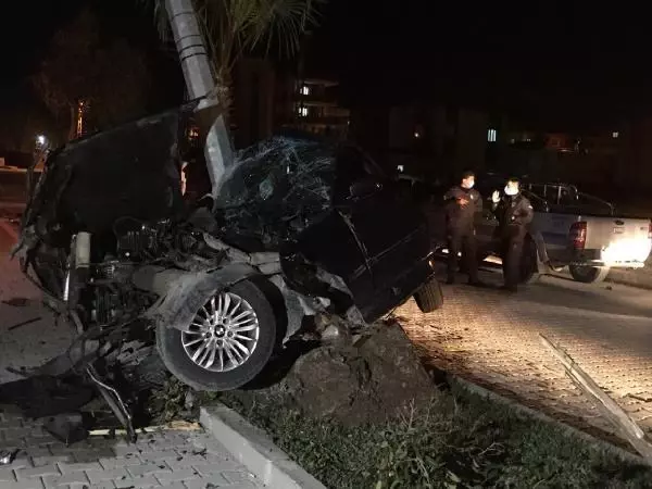 Otomobil, aydınlatma direğine çarptı: 1 yaralı