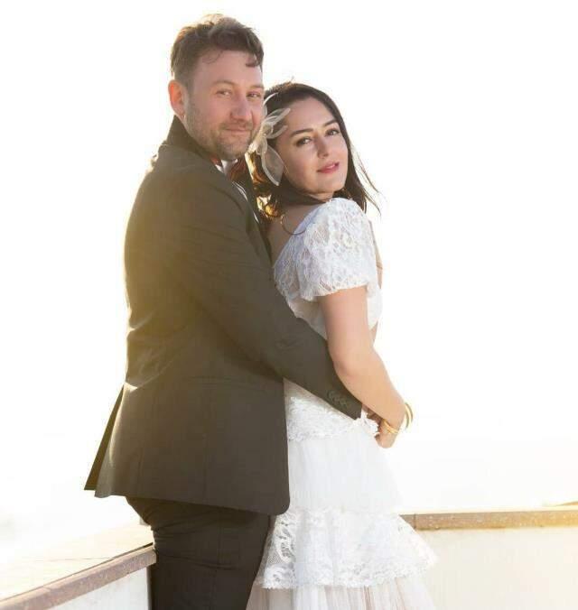 Oyuncu Gözde Okur, gençlik aşkıyla nikah masasına oturdu Oyuncu Gözde Okur, gençlik aşkıyla nikah masasına oturdu