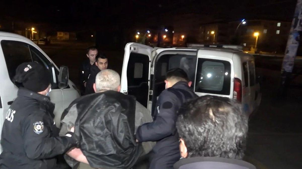 Polisten kaçan alkollü sürücü, aracının lastiği patlatılarak durdurulabildi