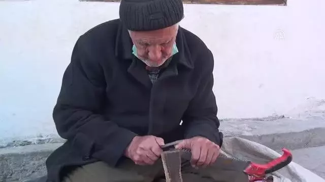 'Sakin Şehir' Taraklı'nın bıçak bileyicisi Mevlüt amca, 60 yıldır mesleğini sürdürüyor 'Sakin Şehir' Taraklı'nın bıçak bileyicisi Mevlüt amca, 60 yıldır mesleğini sürdürüyor