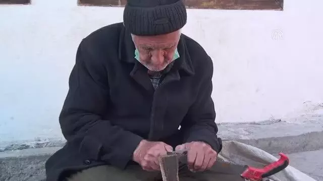 'Sakin Şehir' Taraklı'nın bıçak bileyicisi Mevlüt amca, 60 yıldır mesleğini sürdürüyor 'Sakin Şehir' Taraklı'nın bıçak bileyicisi Mevlüt amca, 60 yıldır mesleğini sürdürüyor