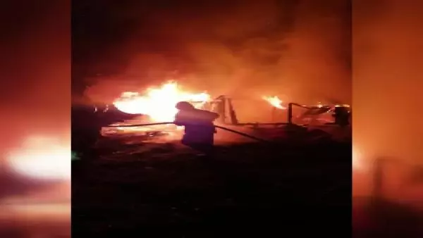 Silivri'de baraka alevlere teslim oldu Silivri'de baraka alevlere teslim oldu