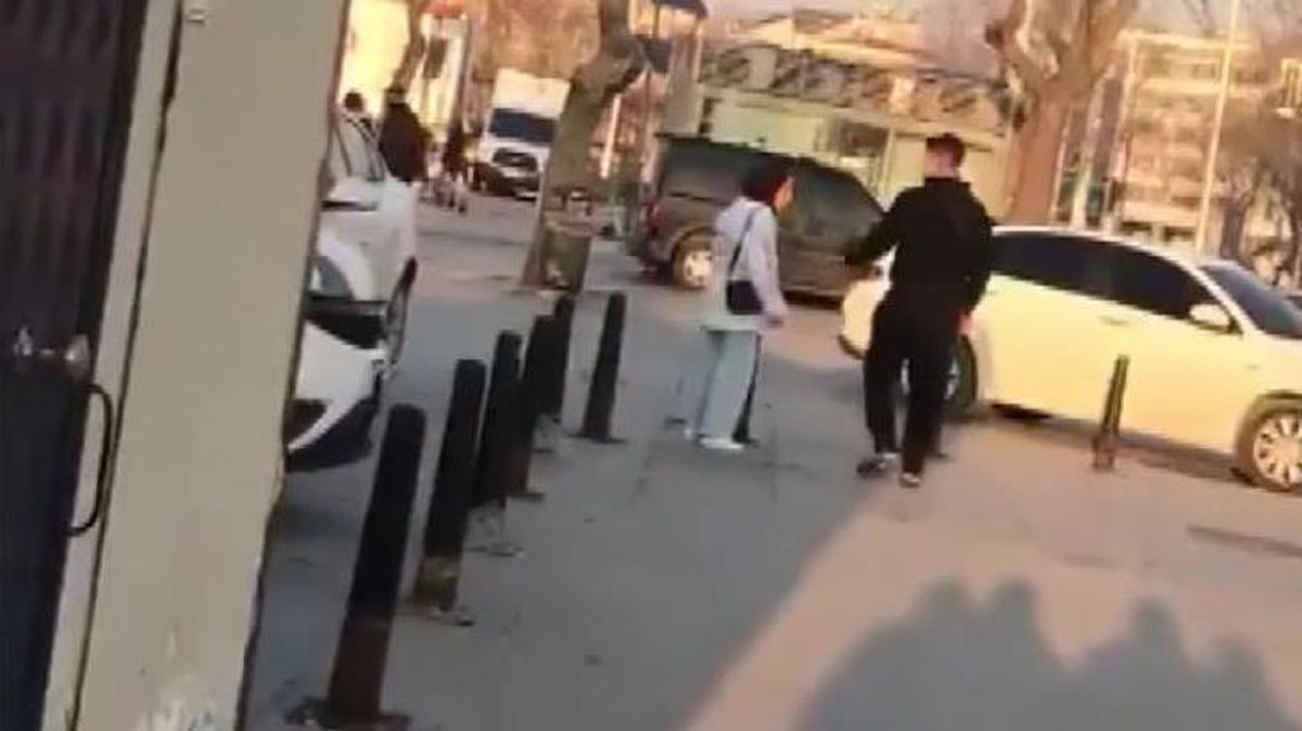 Sokak ortasında erkek arkadaşının darbettiği genç kızı vatandaşlar kurtardı