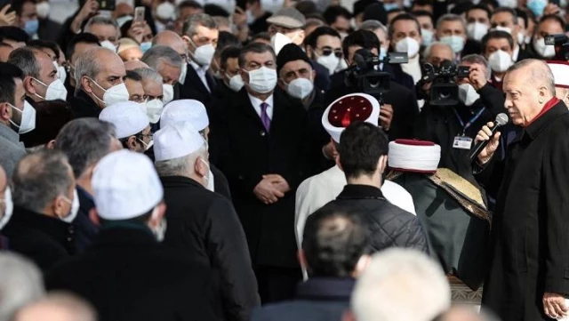 Son Dakika: Sağlık Bakanı Koca, Muhammed Emin Saraç'ın cenazesindeki kalabalık görüntülerle ilgili özür diledi