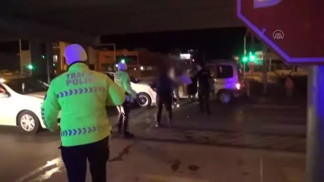 Son dakika haber | Trafik kazasına karışan aile gazetecilere saldırdı Son dakika haber | Trafik kazasına karışan aile gazetecilere saldırdı