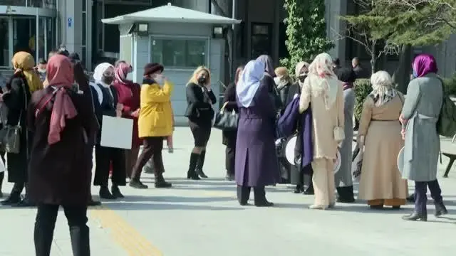 (Tuna Çelik'in 'nitelikli cinsel saldırı' suçundan yargılanması) KADEM üyelerinden adliye önünde basın açıklaması (Tuna Çelik'in 'nitelikli cinsel saldırı' suçundan yargılanması) KADEM üyelerinden adliye önünde basın açıklaması