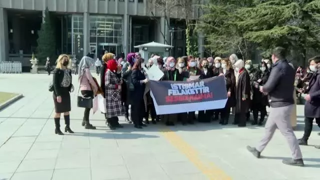 (Tuna Çelik'in 'nitelikli cinsel saldırı' suçundan yargılanması) KADEM üyelerinden adliye önünde basın açıklaması (Tuna Çelik'in 'nitelikli cinsel saldırı' suçundan yargılanması) KADEM üyelerinden adliye önünde basın açıklaması