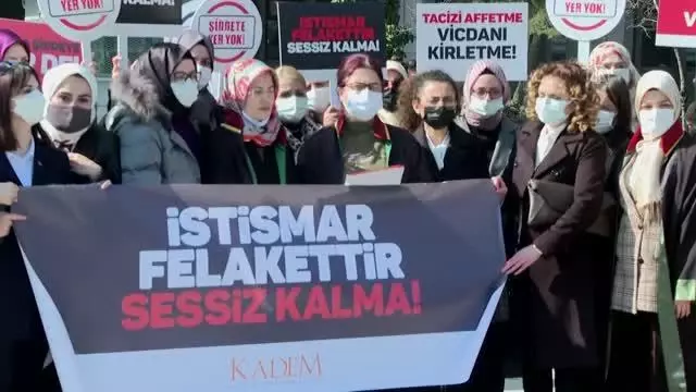 (Tuna Çelik'in 'nitelikli cinsel saldırı' suçundan yargılanması) KADEM üyelerinden adliye önünde basın açıklaması (Tuna Çelik'in 'nitelikli cinsel saldırı' suçundan yargılanması) KADEM üyelerinden adliye önünde basın açıklaması