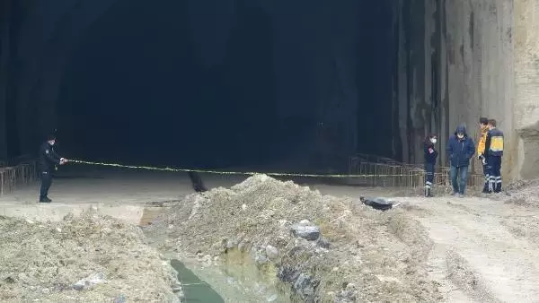 Tünel inşaatında erkek cesedi bulundu Tünel inşaatında erkek cesedi bulundu