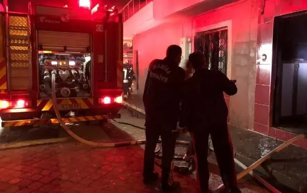 Turgutlu'da ailesinin oturduğu evi ateşe verdi: 2 gözaltı Turgutlu'da ailesinin oturduğu evi ateşe verdi: 2 gözaltı