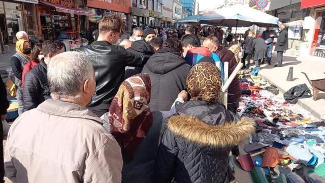 Ücretsiz maske dağıtıldığını duyan oraya koştu, yaşanan izdihamda sosyal mesafe unutuldu Ücretsiz maske dağıtıldığını duyan oraya koştu, yaşanan izdihamda sosyal mesafe unutuldu