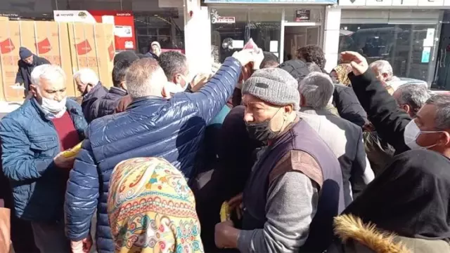 Ücretsiz maske dağıtıldığını duyan oraya koştu, yaşanan izdihamda sosyal mesafe unutuldu Ücretsiz maske dağıtıldığını duyan oraya koştu, yaşanan izdihamda sosyal mesafe unutuldu