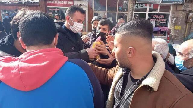 Ücretsiz maske dağıtıldığını duyan oraya koştu, yaşanan izdihamda sosyal mesafe unutuldu Ücretsiz maske dağıtıldığını duyan oraya koştu, yaşanan izdihamda sosyal mesafe unutuldu