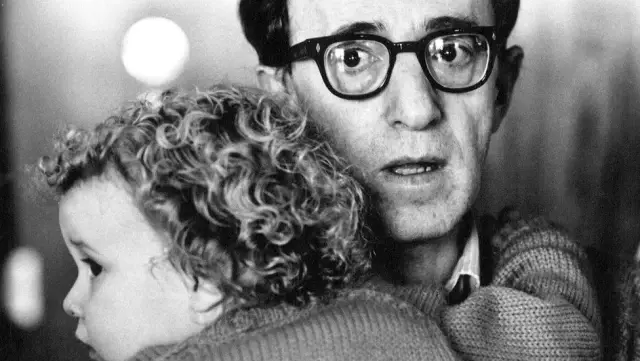 Woody Allen'ın evlatlık kızına taciz iddiaları yeni belgeselle tekrar gündeme geldi Woody Allen'ın evlatlık kızına taciz iddiaları yeni belgeselle tekrar gündeme geldi