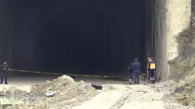 Yüksek hızlı tren tüneli inşaatında yanmış erkek cesedi bulundu Yüksek hızlı tren tüneli inşaatında yanmış erkek cesedi bulundu