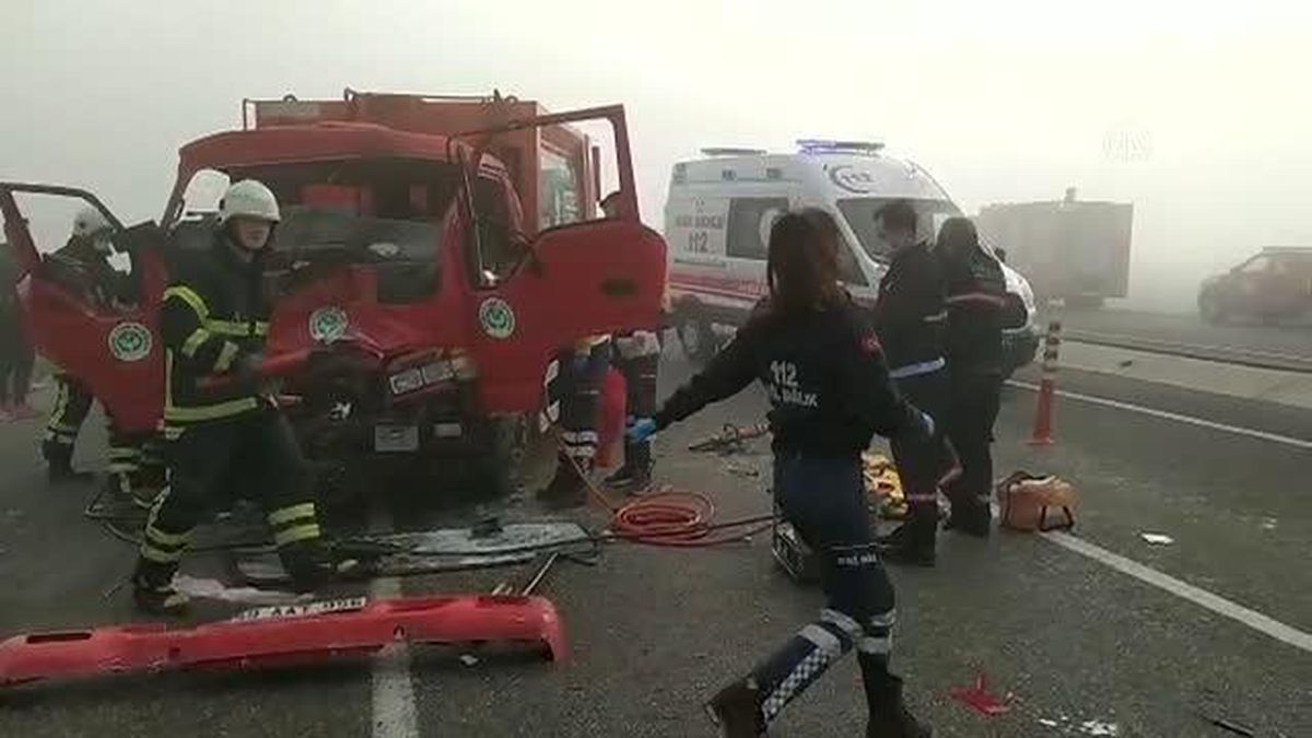 Zincirleme trafik kazasında çöp kamyonundaki 2 işçi yaralandı