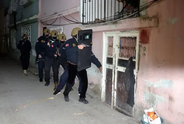 Adana'daki DEAŞ operasyonunda 5 tutuklama Adana'daki DEAŞ operasyonunda 5 tutuklama