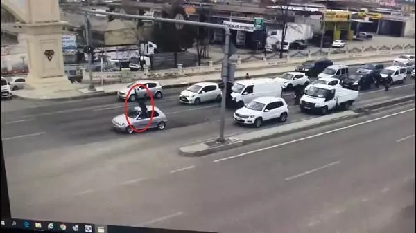 Son dakika haber | Ankara'da 'dur' ihtarına uymayan ehliyetsiz sürücü, polise çarptı Son dakika haber | Ankara'da 'dur' ihtarına uymayan ehliyetsiz sürücü, polise çarptı