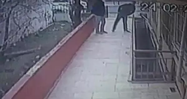 Avcılar'da güvenlik kamerasını gören hırsızlar binaya geri geri yürüyerek böyle girdi Avcılar'da güvenlik kamerasını gören hırsızlar binaya geri geri yürüyerek böyle girdi
