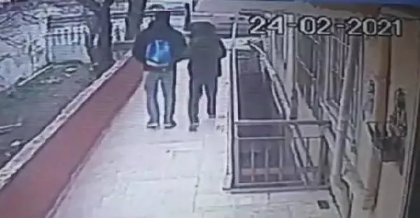 Avcılar'da güvenlik kamerasını gören hırsızlar binaya geri geri yürüyerek böyle girdi Avcılar'da güvenlik kamerasını gören hırsızlar binaya geri geri yürüyerek böyle girdi