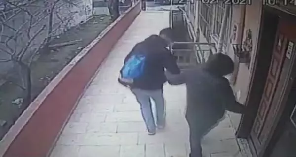 Avcılar'da güvenlik kamerasını gören hırsızlar binaya geri geri yürüyerek böyle girdi Avcılar'da güvenlik kamerasını gören hırsızlar binaya geri geri yürüyerek böyle girdi