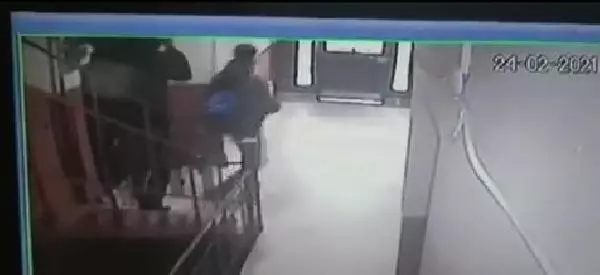 Avcılar'da güvenlik kamerasını gören hırsızlar binaya geri geri yürüyerek böyle girdi Avcılar'da güvenlik kamerasını gören hırsızlar binaya geri geri yürüyerek böyle girdi