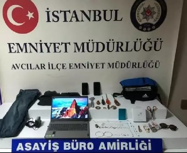 Avcılar'da güvenlik kamerasını gören hırsızlar binaya geri geri yürüyerek böyle girdi Avcılar'da güvenlik kamerasını gören hırsızlar binaya geri geri yürüyerek böyle girdi