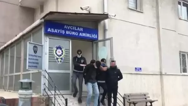 Avcılar'da güvenlik kamerasını gören hırsızlar binaya geri geri yürüyerek böyle girdi Avcılar'da güvenlik kamerasını gören hırsızlar binaya geri geri yürüyerek böyle girdi