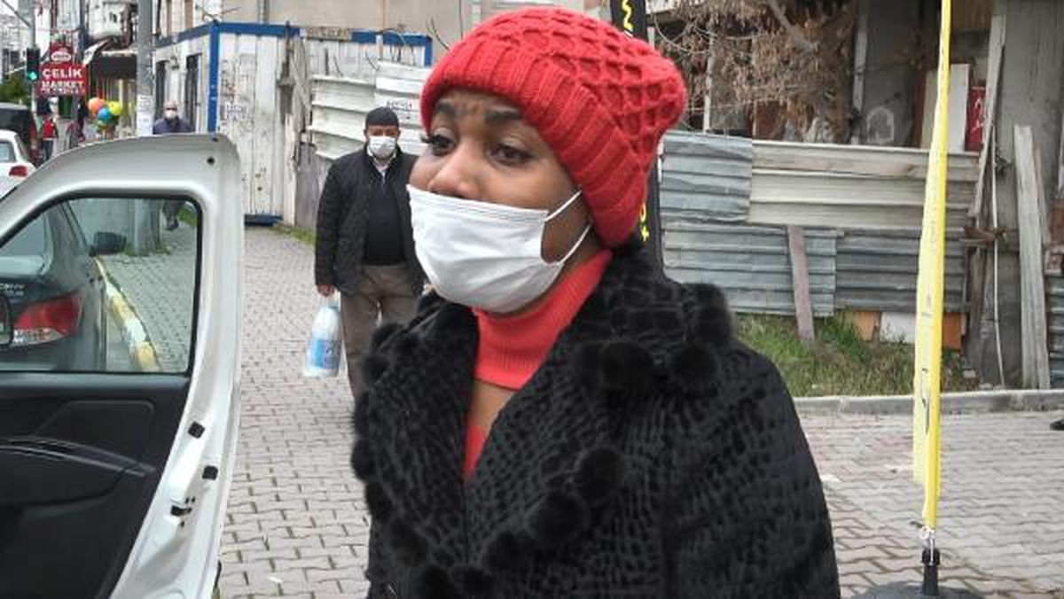 Bebek arabasındaki çantası kaybolan Nijeryalı kadının gözyaşları